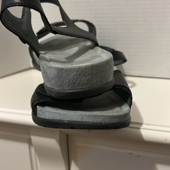 Dansko Blythe Sz 40 Black Leather Sandals with Ankle Strap and Cushioned Footbed - Picture 13 of 13